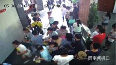 58同城总部遭多人强闯堵门 被丢臭豆腐西瓜皮