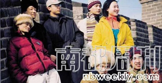 1998年，阿里巴巴部分创始人在长城上的合影，马云与其他阿里创始人在长城宣誓要创建一家中国人为之骄傲的公司。