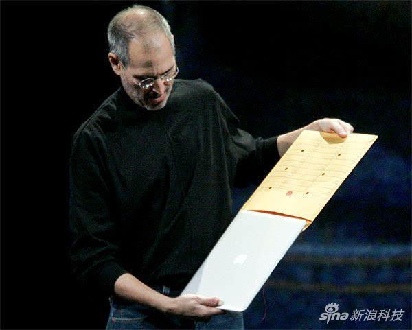 乔布斯从信封里拿出第一代Macbook Air