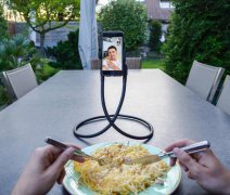 让手机中毒再深些：一款随意弯曲手机支架神器