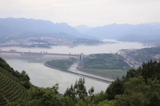  从化石产地远眺三峡大坝（图片来源：南京古生物所）