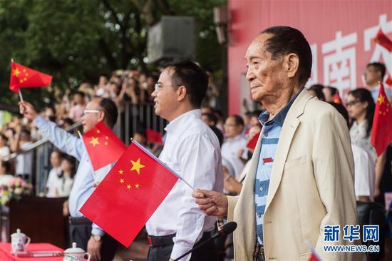 2019年9月16日，袁隆平（前右一）在长沙出席湖南农业大学2019级本科新生开学典礼。 新华社发（陈思汗摄）