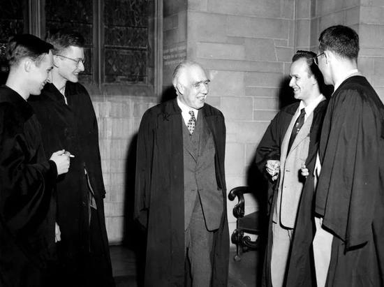  休·埃弗里特（右二）创立了多世界理论。（图上从左至右分别为：查尔斯·米斯纳（Charles Misner）、黑尔·特罗特（Hale Trotter）、尼尔斯·玻尔和大卫·哈里森（David Harrison））