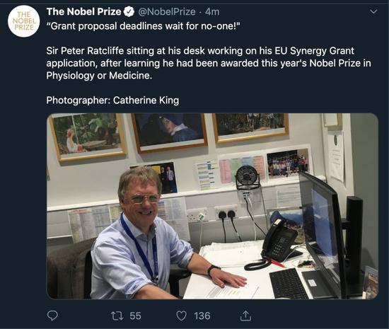 彼得·拉特克利夫得知获奖时正在工作。截图/自诺贝尔奖官方推特。