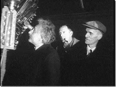 1931年，爱因斯坦（左）在哈勃（中）与亚当斯（右）的陪同下使用100英寸的胡克望远镜 | California Institute of Technology