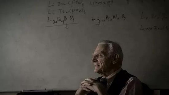 被誉为“锂电池之父”的古迪纳夫，今年已经97岁。图片来自网络   