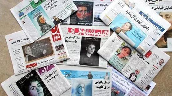 伊朗各类报纸（图片来源：环球时报）