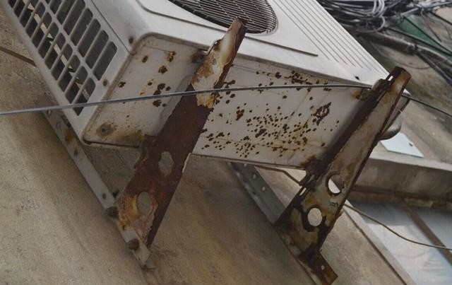 老旧的空调外机对于回收来说拆卸也是问题