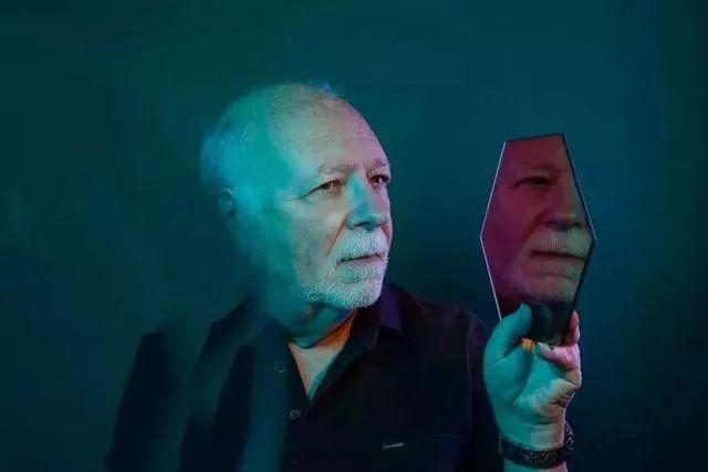 渐冻人只能等死？英国科学家逆天续命，把自己改造成了“黑武士”