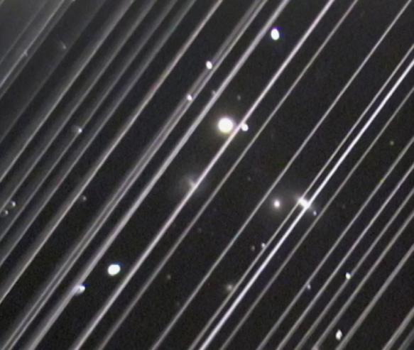 马斯克的42000颗卫星开始排队上天，美国的天空通信网络不是玩笑