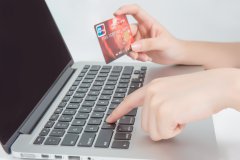 用信用卡取现10000元，一个月后会产生多少费用？