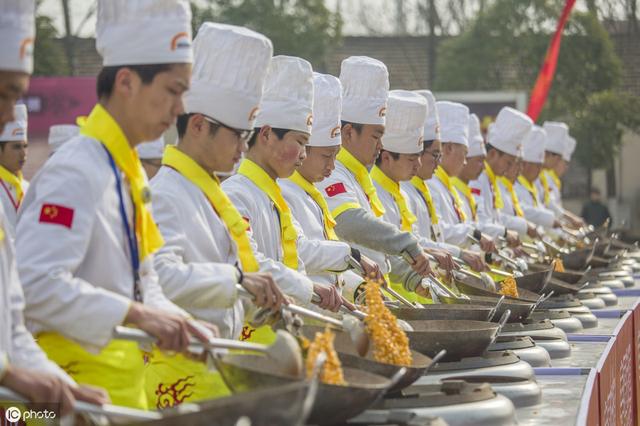 靠教炒菜上市，一年赚30亿学费，创始人身价超100亿