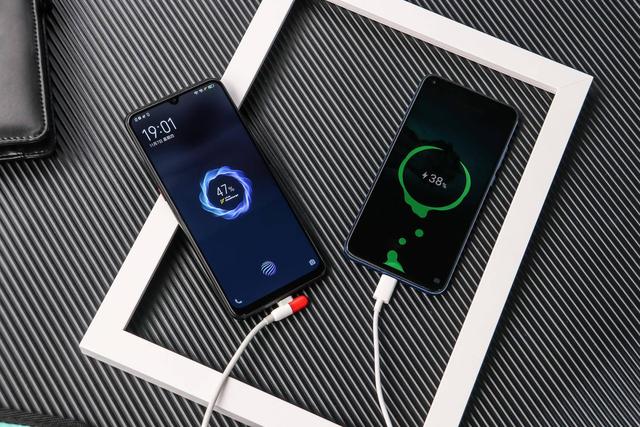 荣耀V20已经跌至2000以内，但现在入手却不合适了