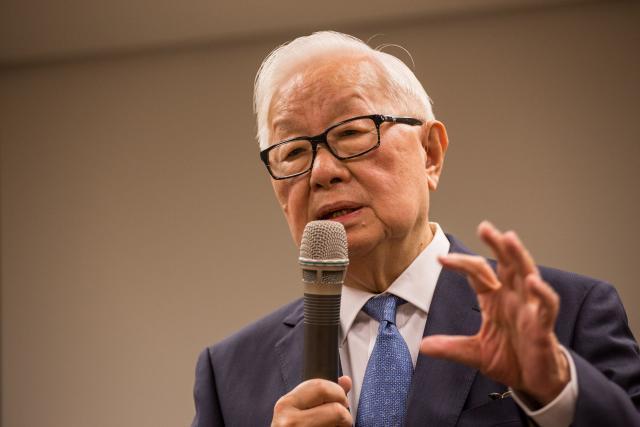 比任正非创业晚13年，企业利润是华为2倍，华为有难他挺身而出