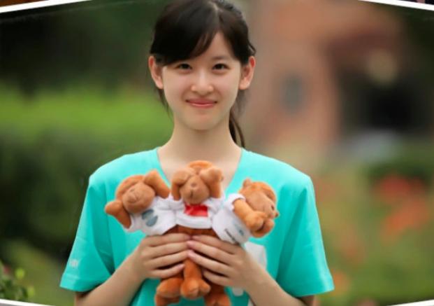 章泽天昔日吃饭无架子，刘强东老婆盘腿坐地上，对镜微笑超礼貌