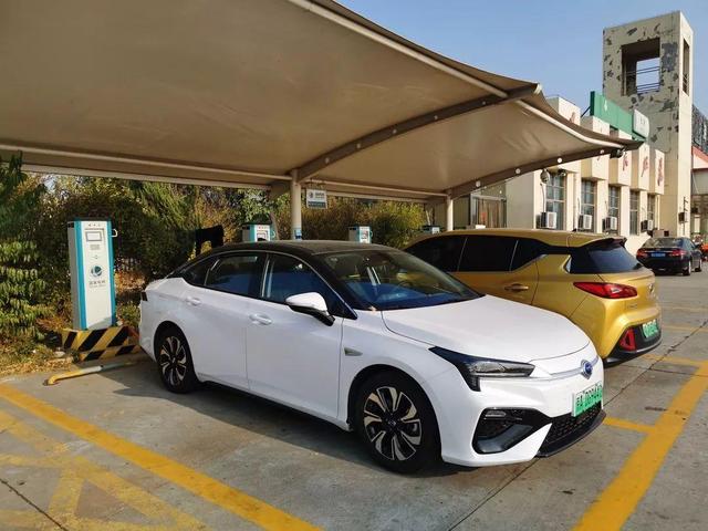 电动出行再走荣乌高速，这次充电经历醉了