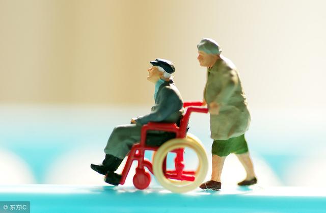 智慧养老：裸奔的老年“数据人”