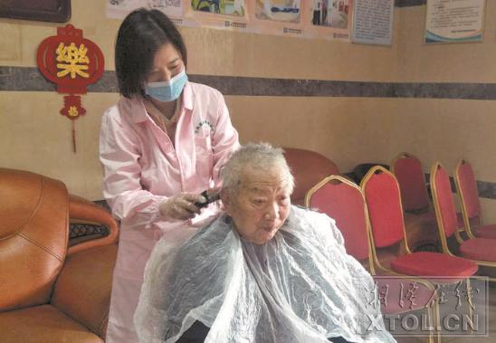 养老院封闭管理理发难 湘潭护理人员义务理发暖人心