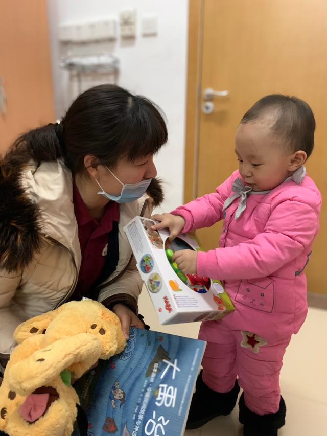 养老院封闭管理后，她带着2岁半的女儿上班