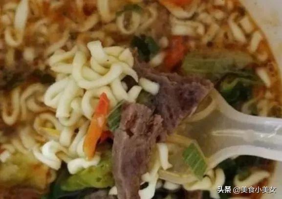 小米推出“高科技”方便面，倒入开水后我服了，这操作真“牛”
