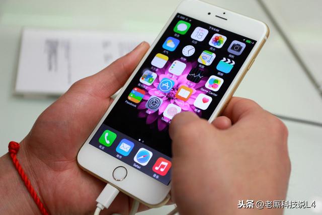 朋友用了5年的苹果6坏了，本来想换V30，实力规劝后没买荣耀