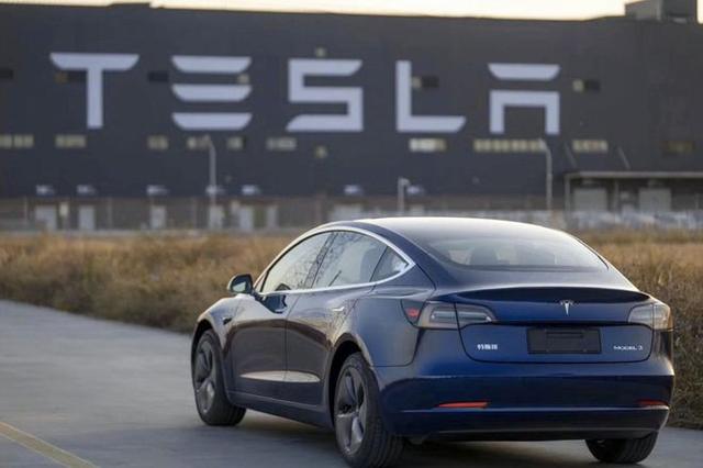 特斯拉面对换芯“退一赔三”争议下，热心粉丝挺身而出