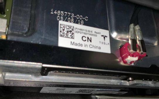 特斯拉面对换芯“退一赔三”争议下，热心粉丝挺身而出