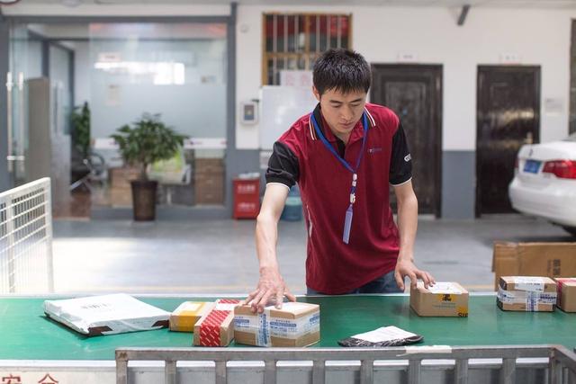 快递行业的大悲大喜：一家增长500亿，一家被迫解散数万快递员