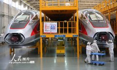 青岛：中车四方复产后首批“复兴号”动车组下线