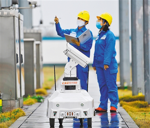 日前，在南方电网贵州凯里供电局500千伏舟溪变电站，工作人员使用智能巡检机器人设备巡查。 蔡兴文摄（中经视觉）