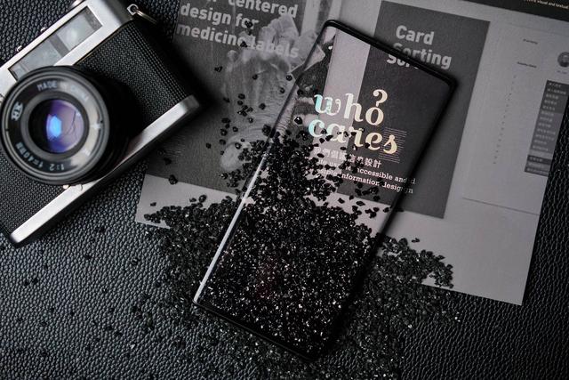 我怎么拿了一块屏幕在手上？不不不，它是NEX 3 5G