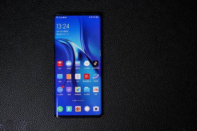 我怎么拿了一块屏幕在手上？不不不，它是NEX 3 5G