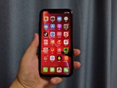 用了一年iPhone XR突然换到小米10，亮屏之后差距太大了！