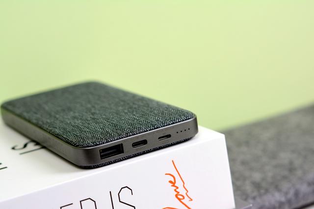 紫米为苹果推出新品：自带Lightning接口，一根线实现输入输出