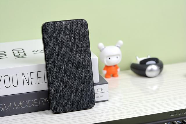 紫米为苹果推出新品：自带Lightning接口，一根线实现输入输出