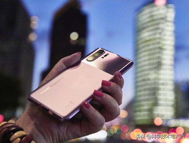 去年华为“机皇”降价近两千，拍照依旧前十名，具备性价比了？