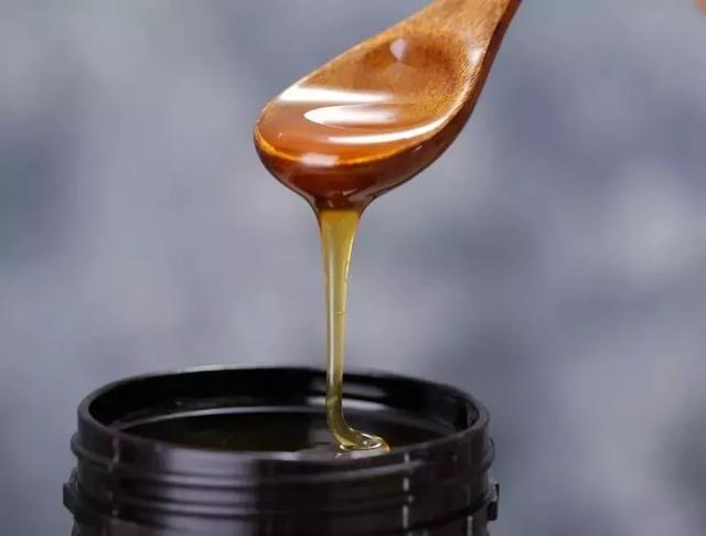 把白酒倒进蜂蜜里，假蜂蜜立刻现原形，再也不怕买到假的了