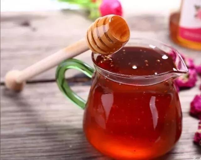 把白酒倒进蜂蜜里，假蜂蜜立刻现原形，再也不怕买到假的了