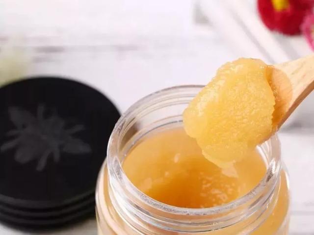 把白酒倒进蜂蜜里，假蜂蜜立刻现原形，再也不怕买到假的了