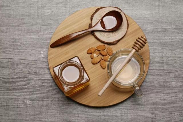 把白酒倒进蜂蜜里，假蜂蜜立刻现原形，再也不怕买到假的了