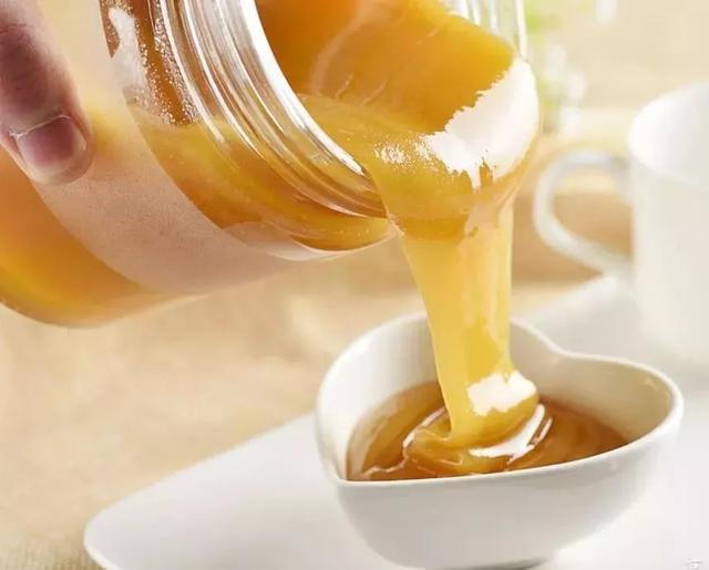 把白酒倒进蜂蜜里，假蜂蜜立刻现原形，再也不怕买到假的了