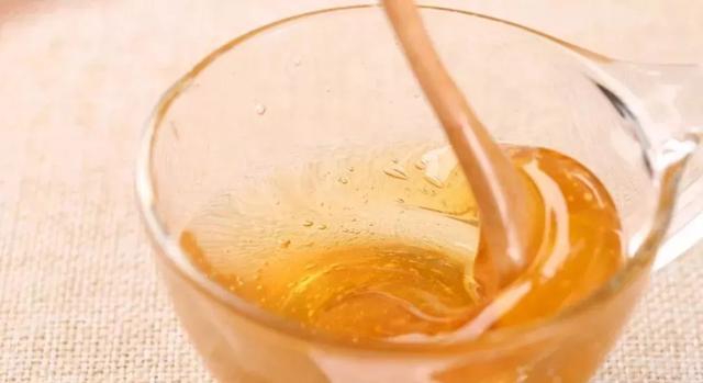 把白酒倒进蜂蜜里，假蜂蜜立刻现原形，再也不怕买到假的了