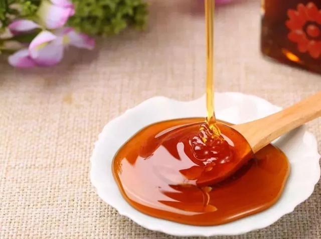 把白酒倒进蜂蜜里，假蜂蜜立刻现原形，再也不怕买到假的了