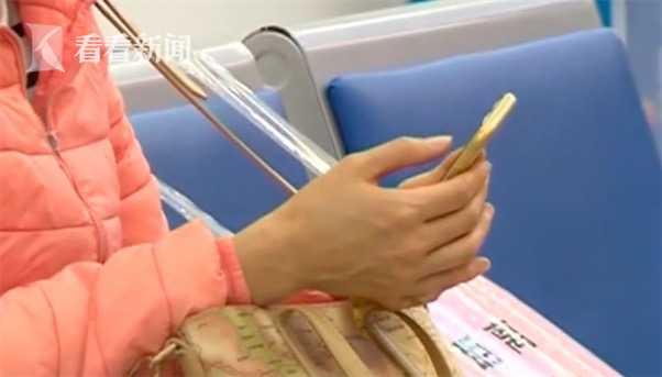 疫情期间20岁女子宅家熬夜打游戏 致视网膜脱落