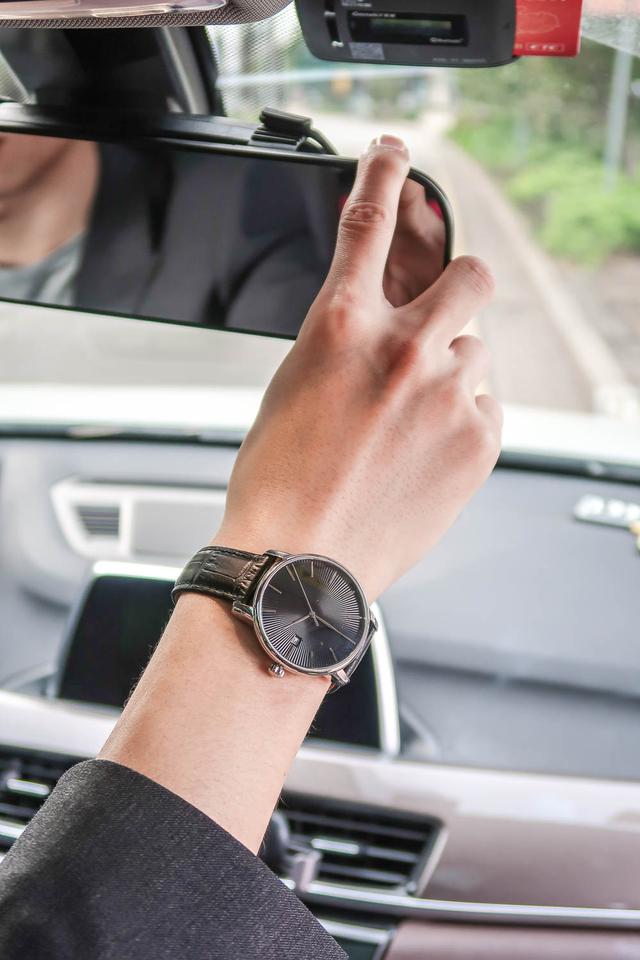 小米推出年轻人第一款机械表！499，陆家嘴金融男：像几十万买的