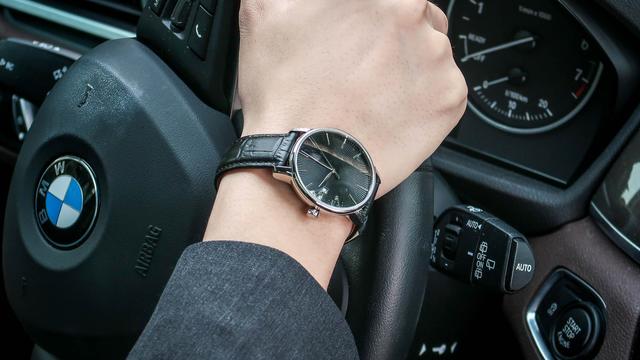 小米推出年轻人第一款机械表！499，陆家嘴金融男：像几十万买的