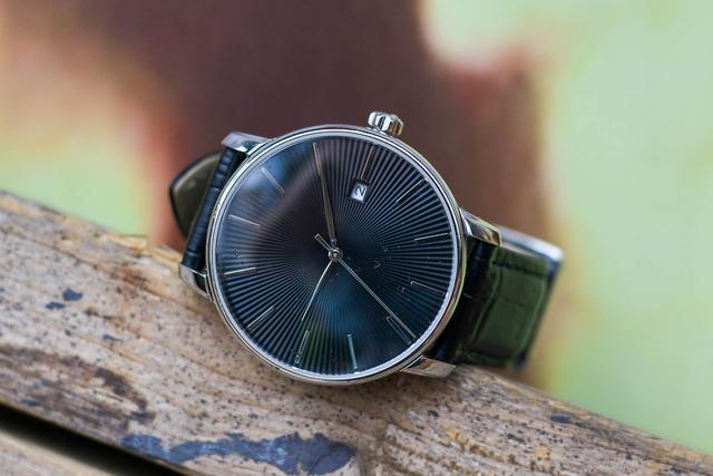 小米推出年轻人第一款机械表！499，陆家嘴金融男：像几十万买的