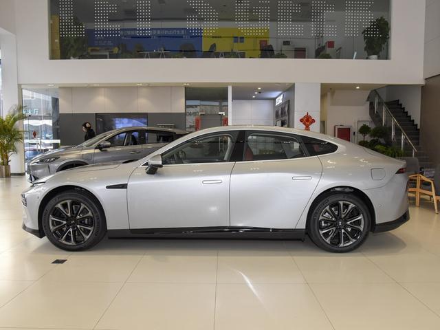 有望“弯道超车”的国产，小鹏P7续航高达706km，配后驱+无框车门