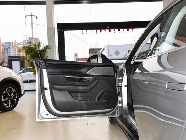 有望“弯道超车”的国产，小鹏P7续航高达706km，配后驱+无框车门