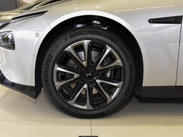 有望“弯道超车”的国产，小鹏P7续航高达706km，配后驱+无框车门